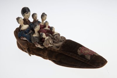 Oude vrouw die in een schoen woonde speelgoed. Het speelgoed heeft een fluwelen slipper met acht poppen erin door Unknown